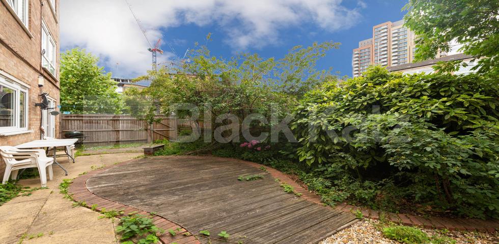 Ground floor 4 bedroom with large garden by Bromley By Bow Patrick Connolly Gardens, Bow E3